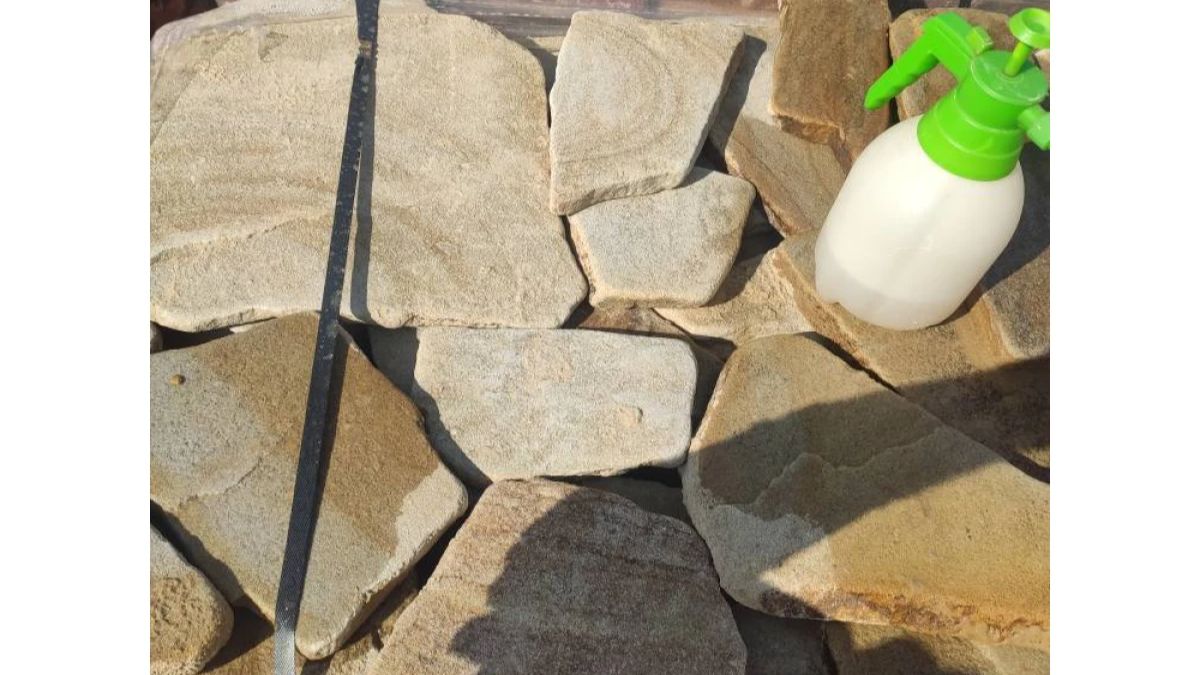 Плитняк песчаник бело-желтый галтованный