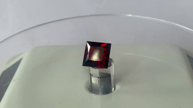 Красный гранат альмандин