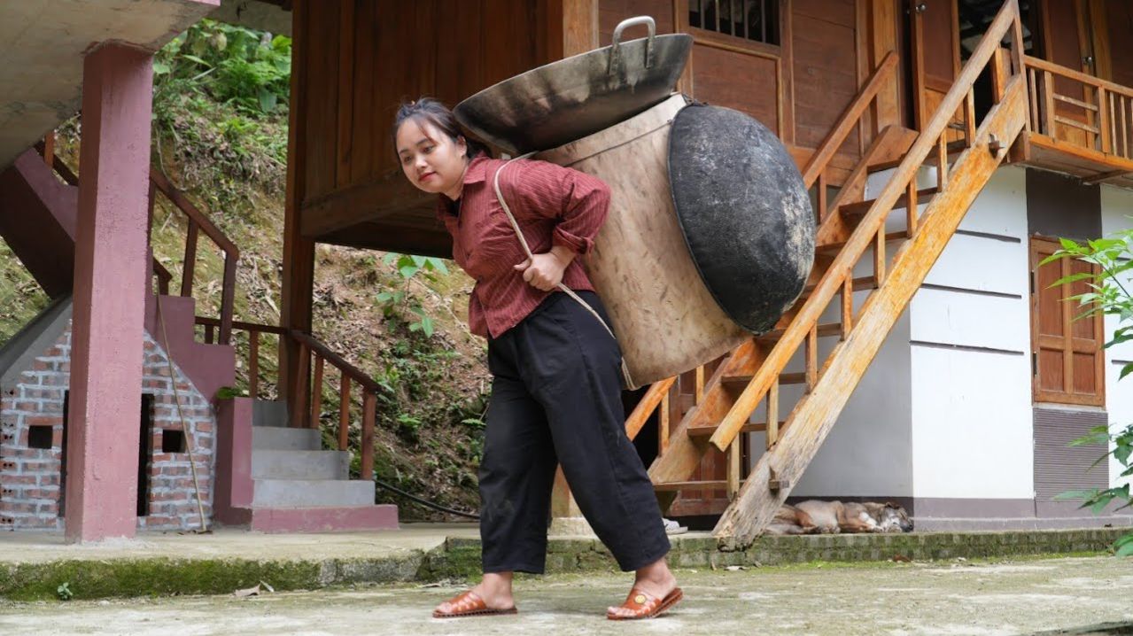 Сбор урожая свежих овощей и приготовление традиционного домашнего вина.