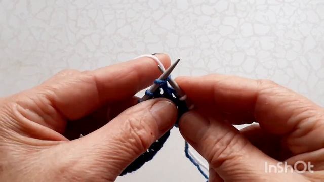 Двуцветный узор спицами.