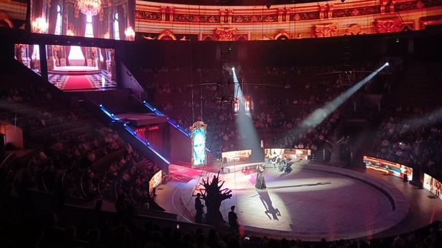 Белоснежка спрашивает волшебное зеркало Кто на свете всех мелее всех прекрасней и белее.