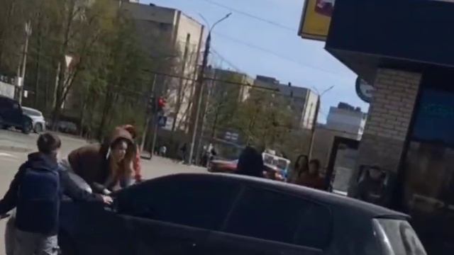 Женщина с монтировкой напала на авто ТЦК

Украина Винница центр города женщина запрыгнула на капо