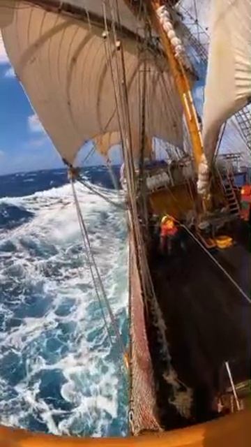 На парусном корабле в момент волнения  в океане