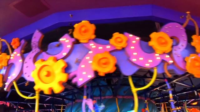 Настя Рома и Диана веселятся на детской площадке в пар