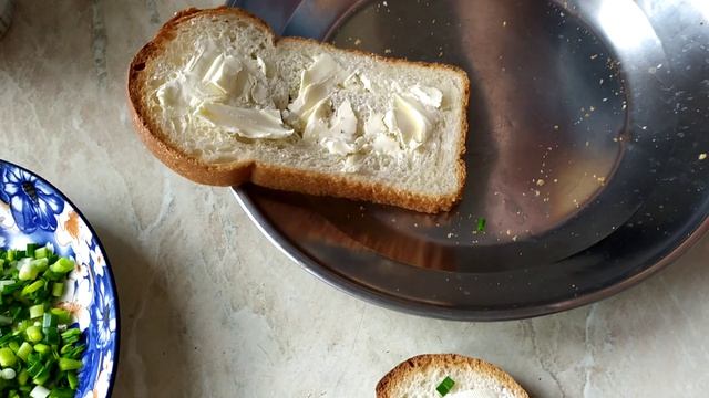 Бутерброды с маслом и зеленью молодого чеснока