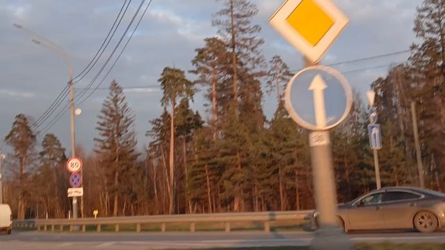 Еду на Горьковковском шоссе мимо ракеты Советского ПВО С-75