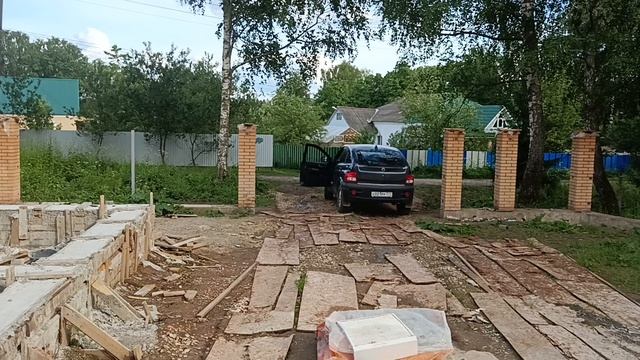 столбы забора готовы