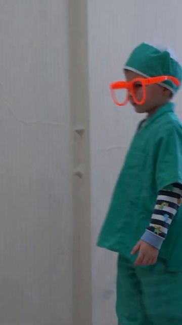 9 Ребенок помогает маме убираться в доме готовит суп