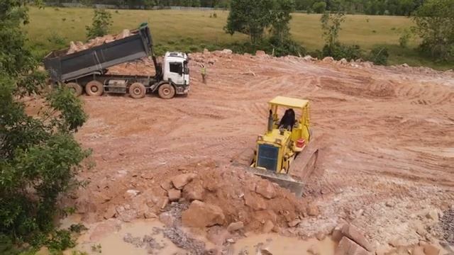 работа бульдозера и самосвала