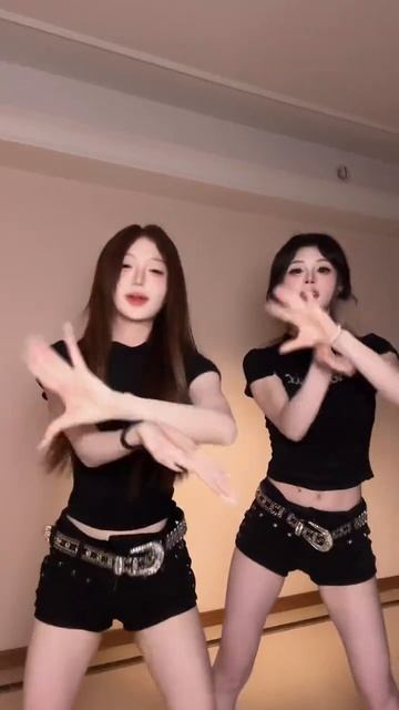 檀跳一下不小心被自己扇到了 