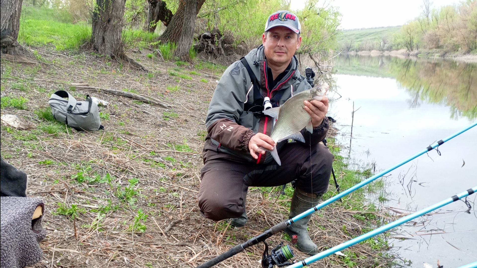 жадные поклевки леща и крупного карася на малой речке в апреле лещ рыбалка речка весна карась