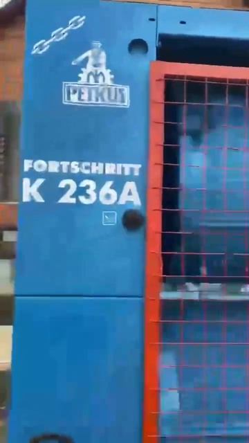 отделяет целое зерно от битого и щуплого  вылавливает семена сорняков будто опытный рыбак