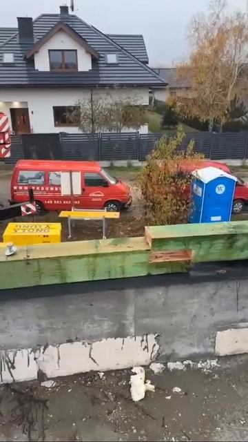 Показано как не следует поступать. Если лопнет то вдоль.