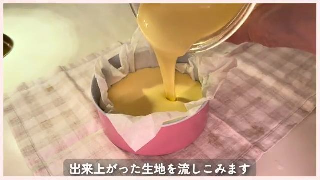 274 Отремонтированный мусорный бак для хранения мусора рядом со входом. Праздник с тремя кошками