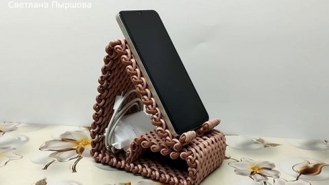 Подставка под телефон корневым плетением