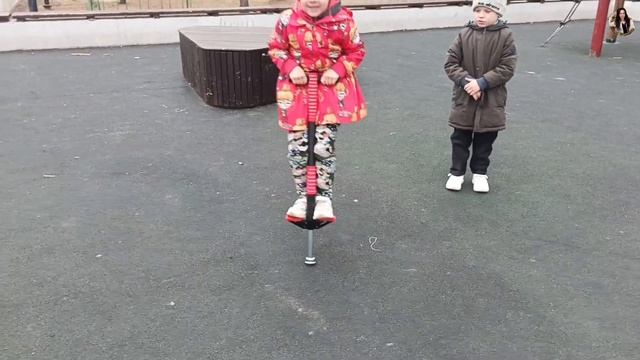 Мой кузнечик учится прыгать