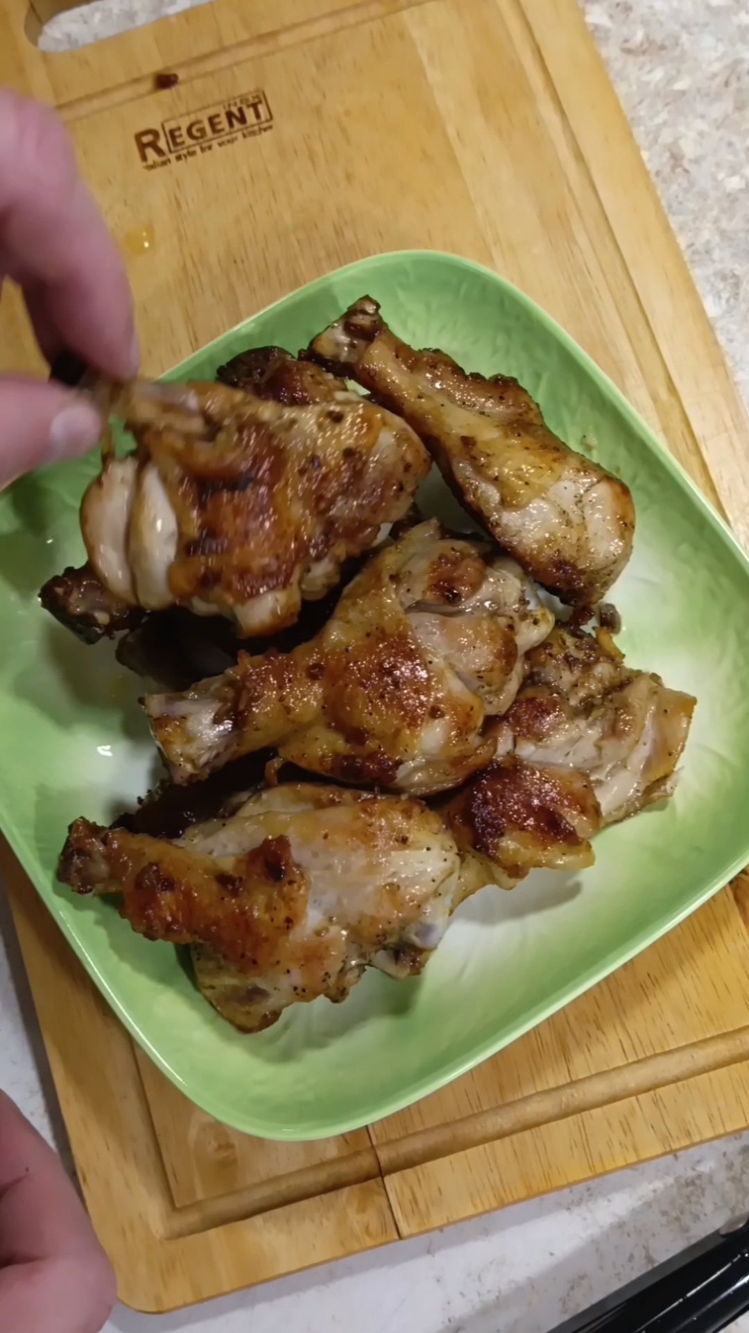 Куриная голень с глубокой прожаркой.