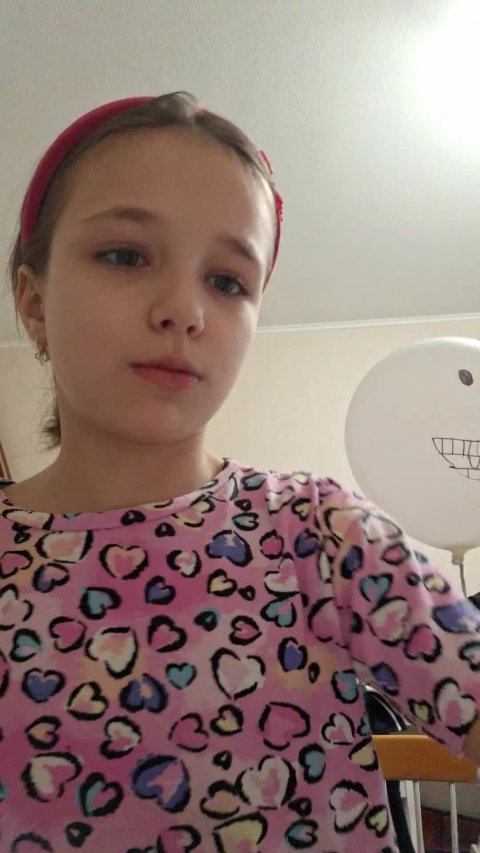 Эльза делает наклейки