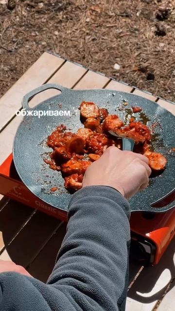 Лучший завтрак для кемпинга — Шакшука-Карривурст, которую ты обязан приготовить в горах 🏔️