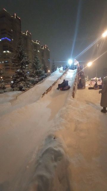Детства милого мне не догнать. Остается с грустью вспоминать. Катаемся на ватрушках)