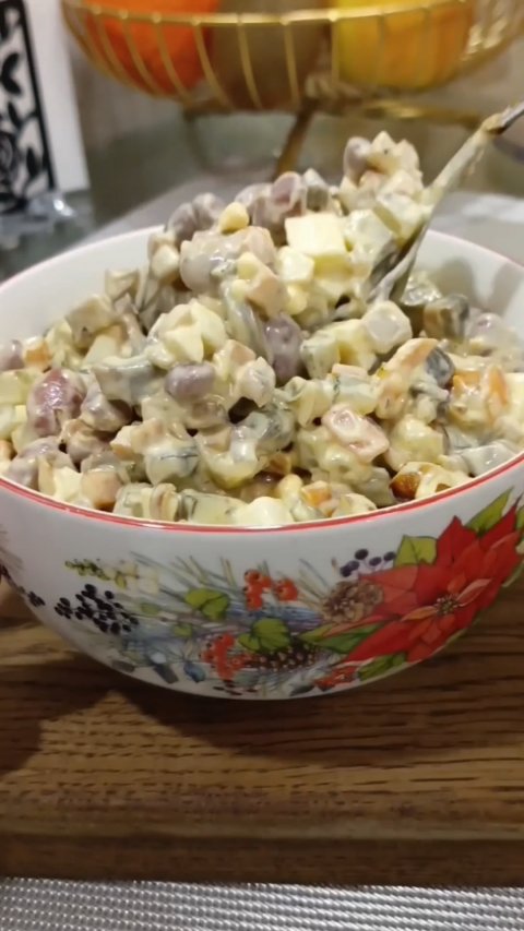 Салат из красной фасоли с грибами.
