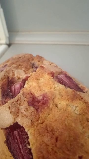 Кекс с клубникой