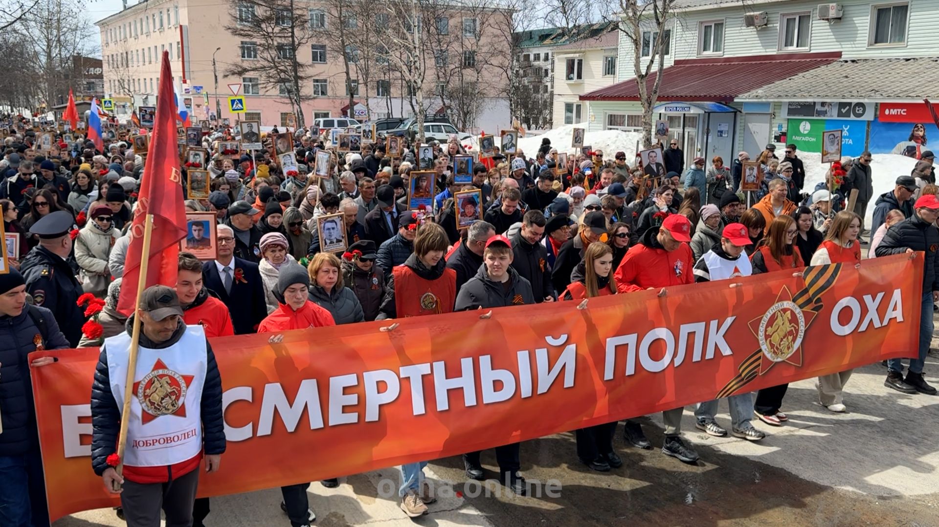 «Бессмертный полк» в Охе объединил сотни горожан