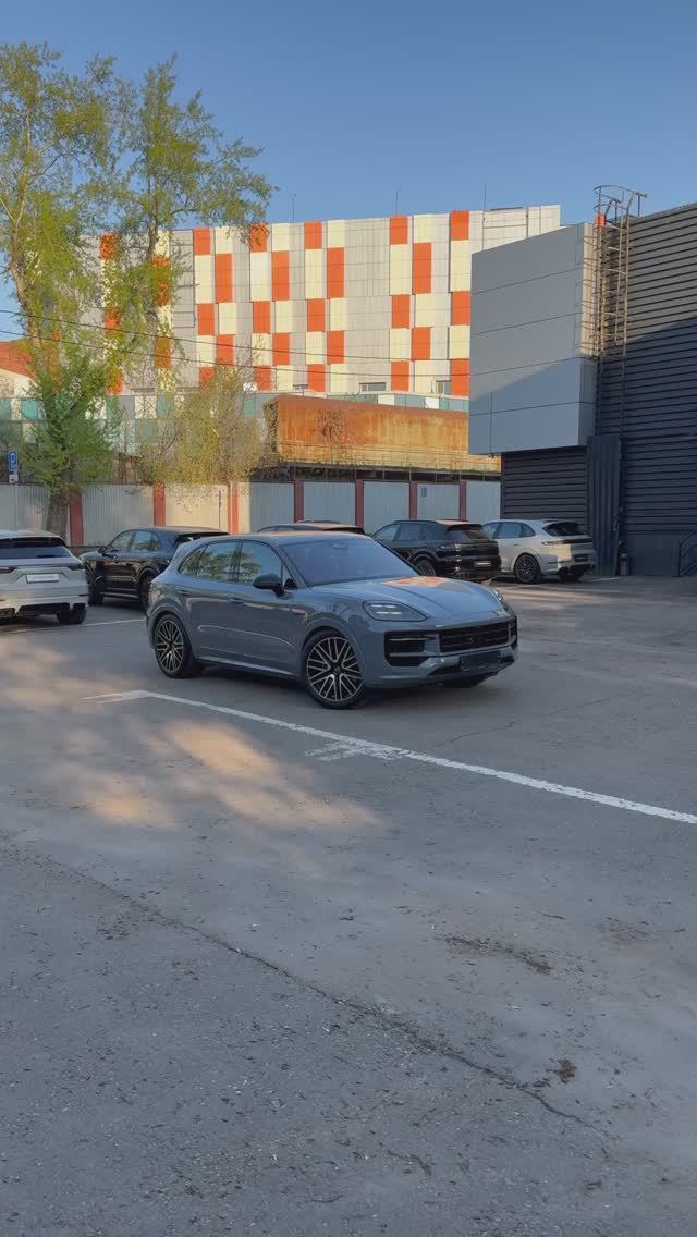 Porsche Cayenne E-hybrid 2025 In Arctic Color And Bramble Interior / Порше Каен гибрид цвета Арктик