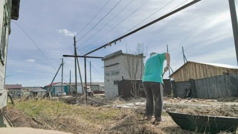 Прибираюсь на участке.