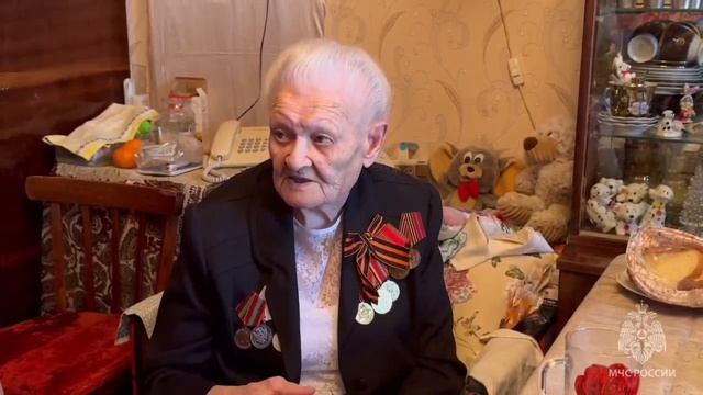 Ветерана труда поздравили с Днём Победы