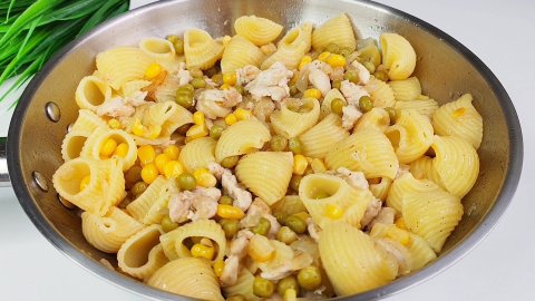 Обед на скорую руку - макароны с грудкой, горошком и кукурузой🍝
