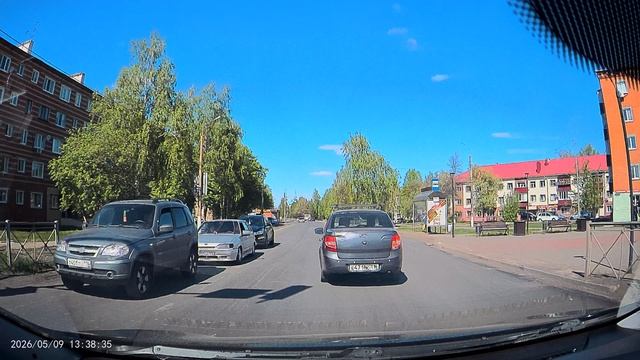 Пример записи днем с видео регистратора UDARNO R30S — Городской поток днём.