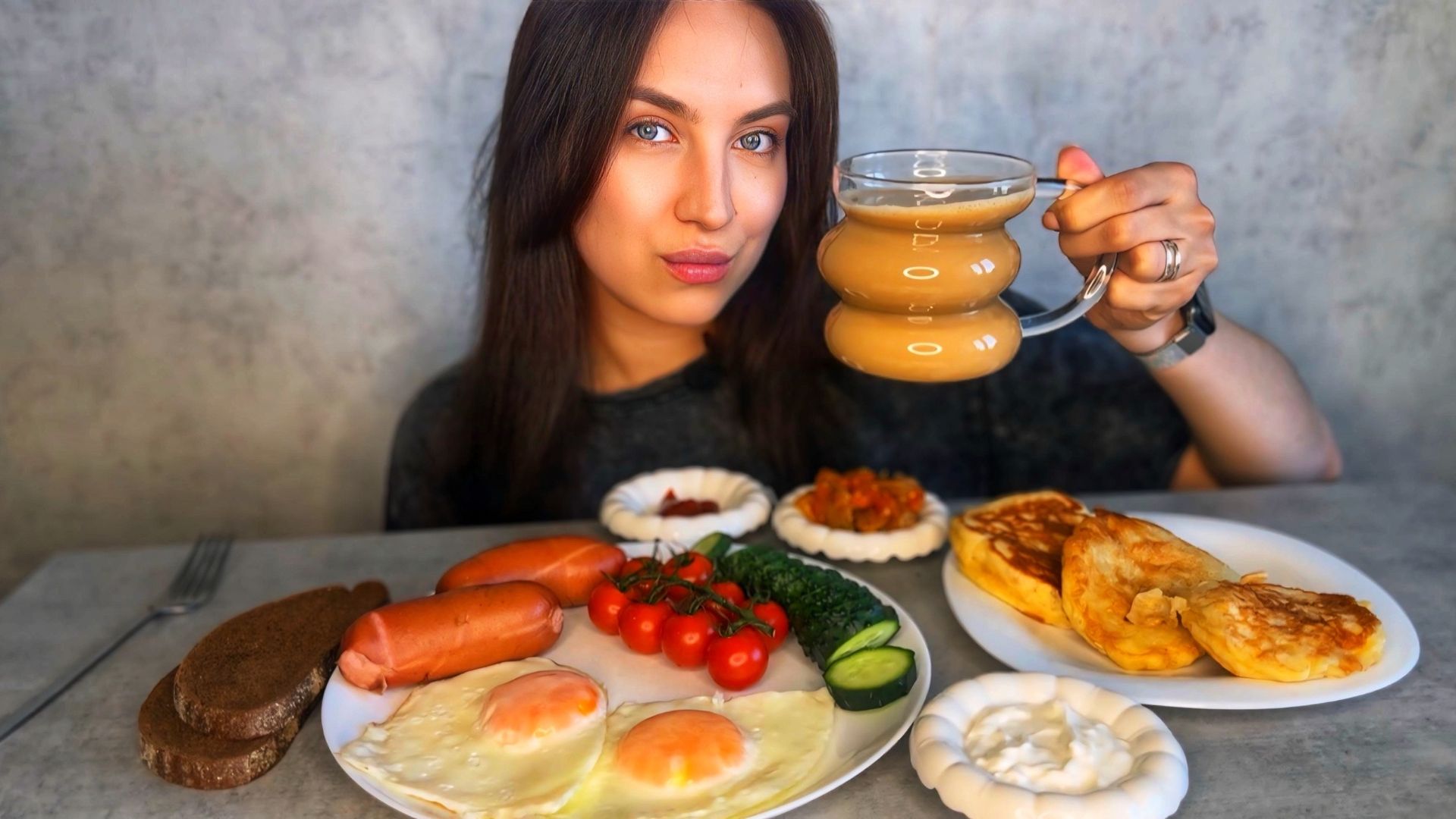 МУКБАНГ | ЗАВТРАК | ГЛАЗУНЬЯ САРДЕЛЬКИ ОЛАДУШКИ С ЯБЛОКОМ КОФЕ ☕️