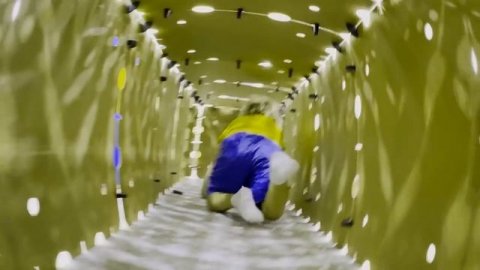 Влад и Ники - Гигантский лабиринт челлендж для детей