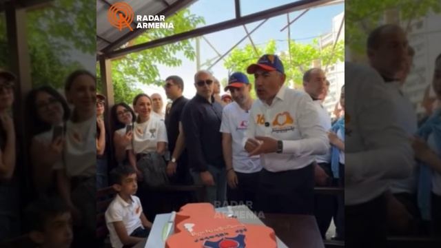 Пашинян побоялся резать торт в форме карты Армении
