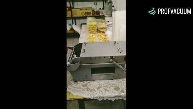 Запайщик лотков ручной - запайка сырников в лотки на производстве