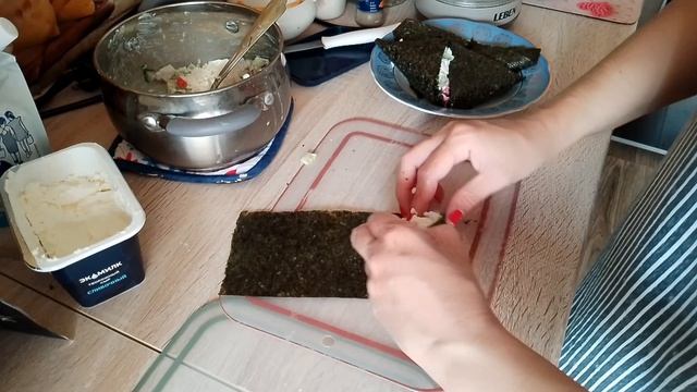 домашние дела и готовлю вкусности 
онигири и медовый тортик