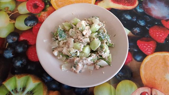 Салат с тунцом, огурцом и яйцом.