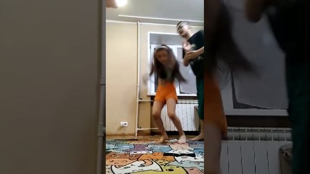 танцую с сестрой