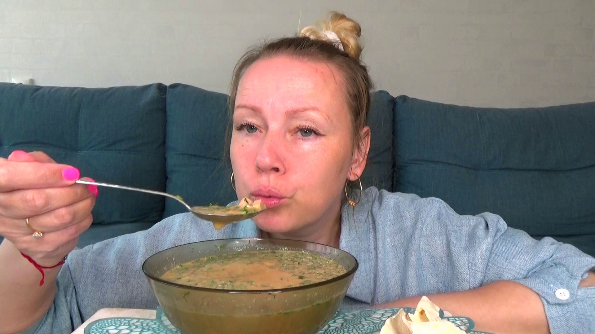 Мукбанг от Яновны опять окрошка на квасе, просроченный лаваш. Еда вкуснота.