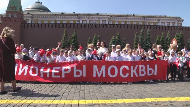 И на груди алый галстук расцвел!