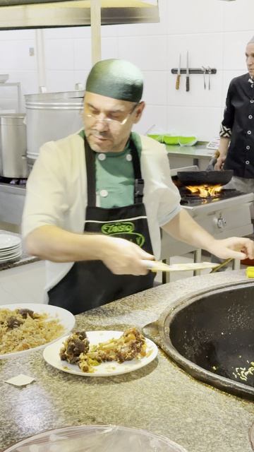 Классический вкус Узбекистана 🍚 Ташкентский плов на базаре