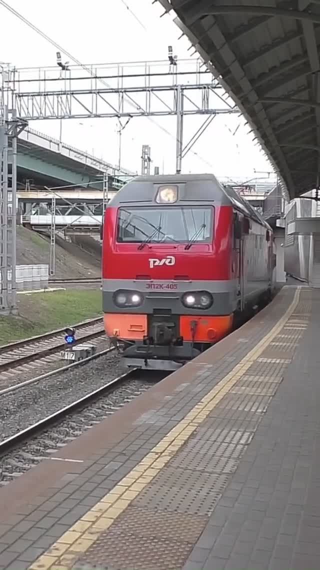 Электровоз ЭП2К-405 (ТЧЭ-6) со скорым поездом № 260Э Анапа — Санкт-Петербург.