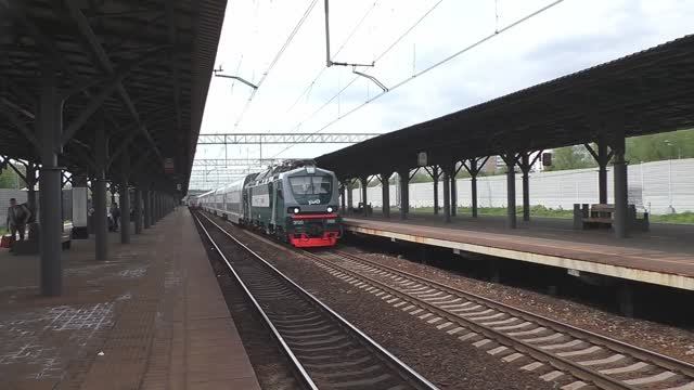 Эл.-воз ЭП20-006 (ТЧЭ-6) с поездом «Буревестник/двухэтажный состав» № 704Х Москва — Нижний Новгород.