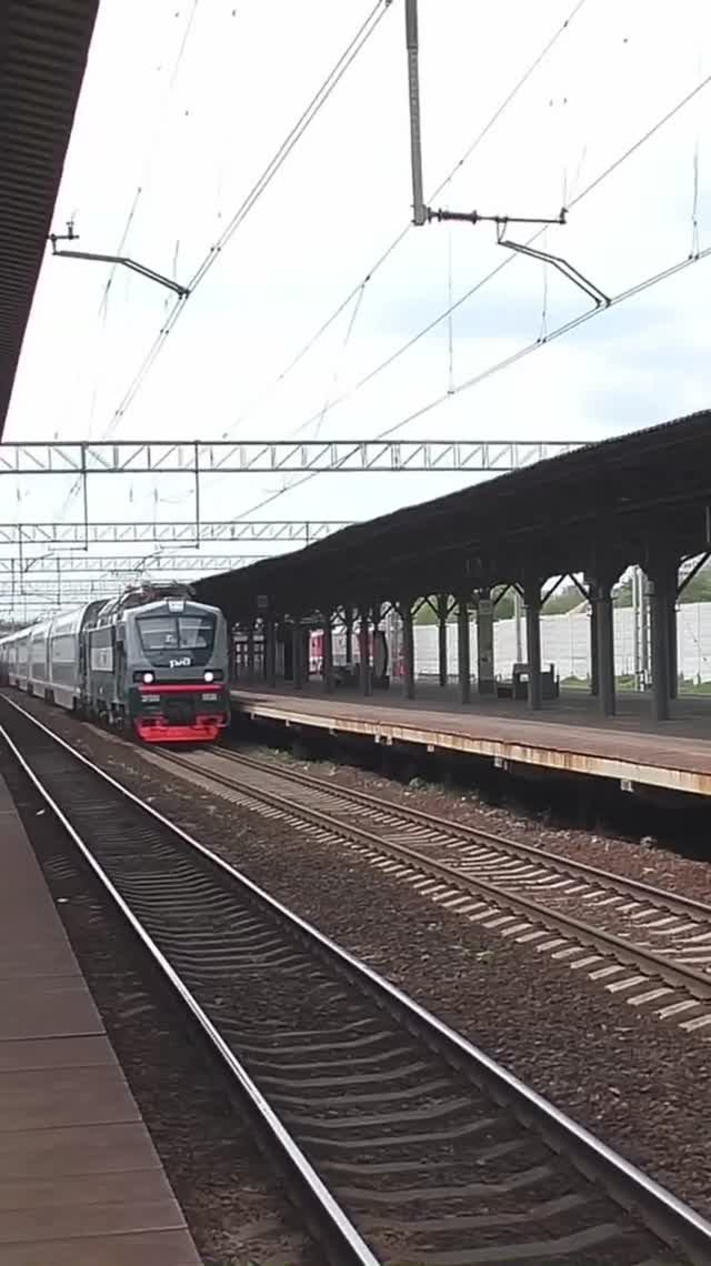 Эл.-воз ЭП20-006 (ТЧЭ-6) с поездом «Буревестник/двухэтажный состав» № 704Х Москва — Нижний Новгород.