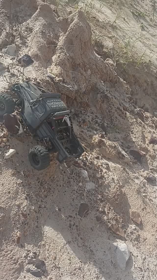 RGT пытается преодолеть препятствие) #rc #rccar #4x4rc #scale #rclife #rcmodel #rcfun #rgt #rgtrc