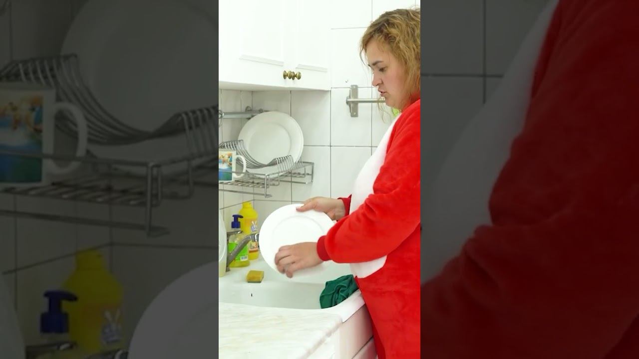 125 Ребенок убирает квартиру, пылесосит посуду и стирает вещи