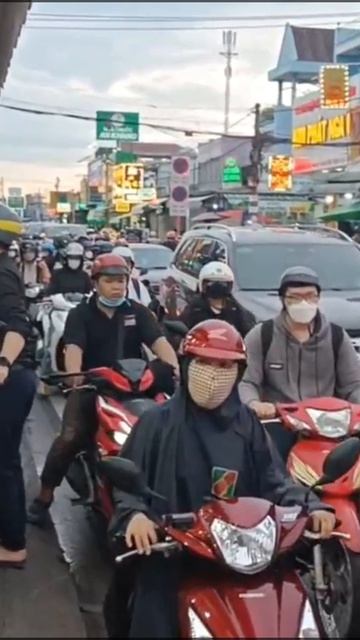 Час пик в Азии: выживает сильнейший 😂 🏍️