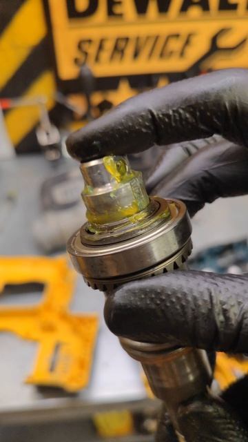 Самая распространенная проблема у перфа DeWALT DCH273, пружинка за 100р. решение проблемы на 27тыс.