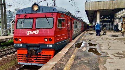 ЭТ2М 110 сообщением Сосново - Санкт-Петербург, отправляется от станции Девяткино